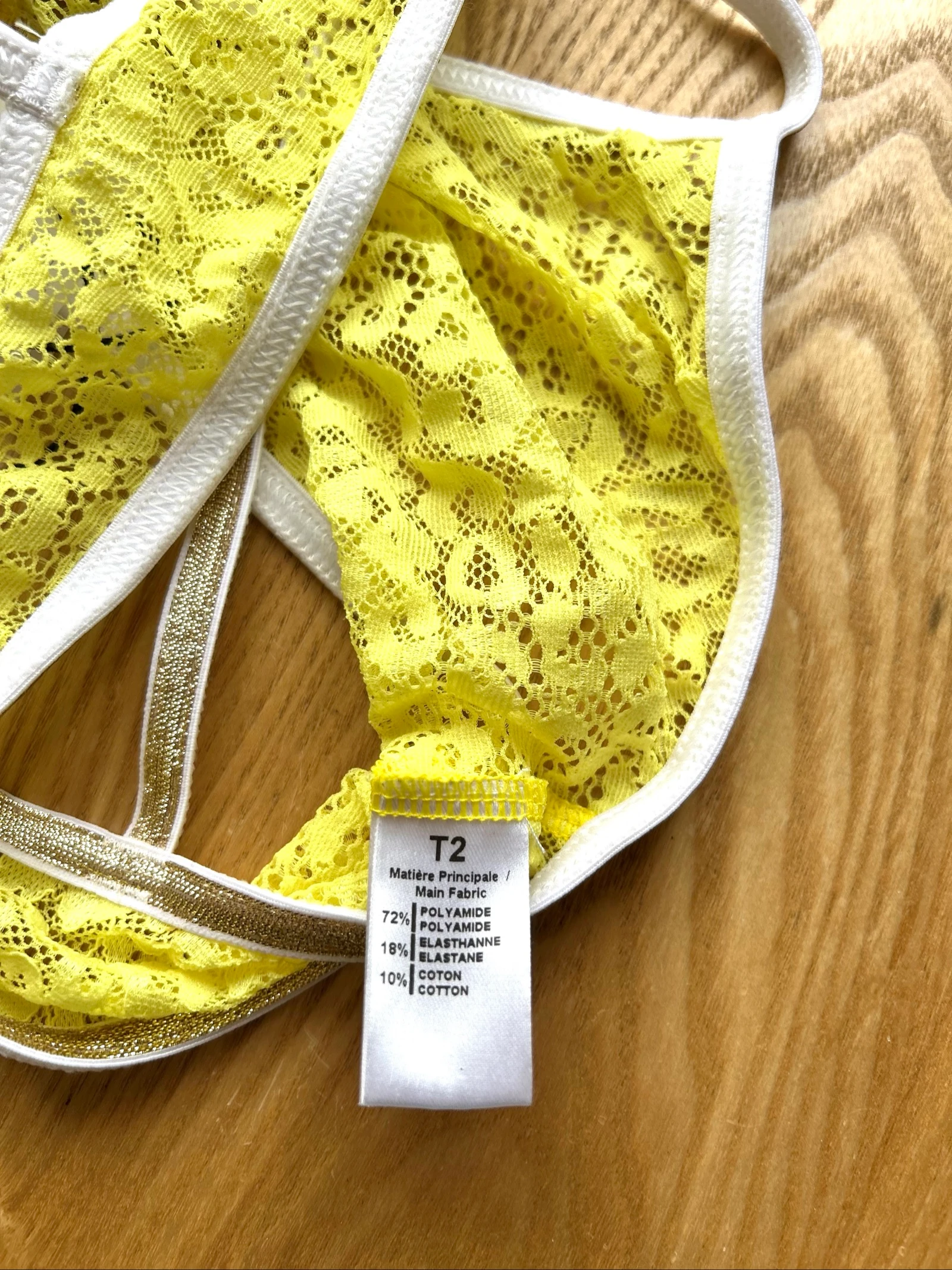 Conjunto de lingerie sutiã e tanga amarelo e dourado em poliamida La Nouvelle – photo 12